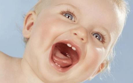 Режутся зубки: как молодым родителям распознать процесс и помочь малышу