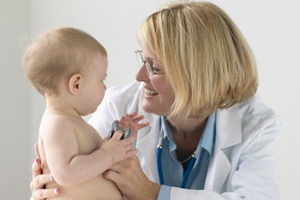Когда необходимо малыша показывать докторам и каким?